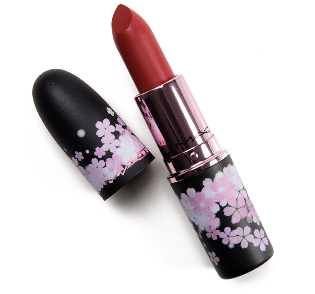 Black Cherry Line Nouveau rouge à lèvres mat de couleur Moody Bloom